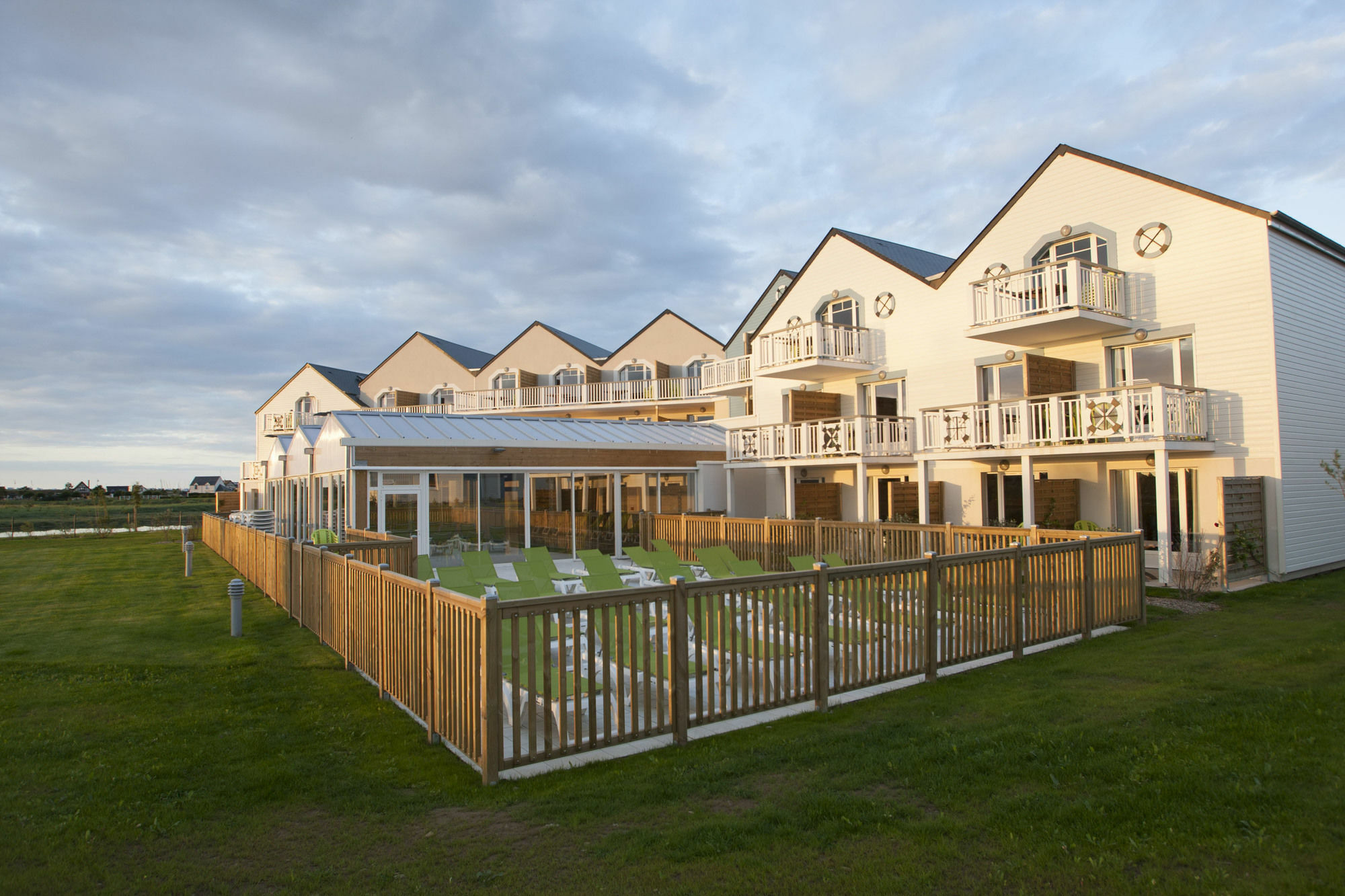 Pierre&Vacances Résidence Le Chant des Oiseaux Courseulles-sur-Mer Exterior foto